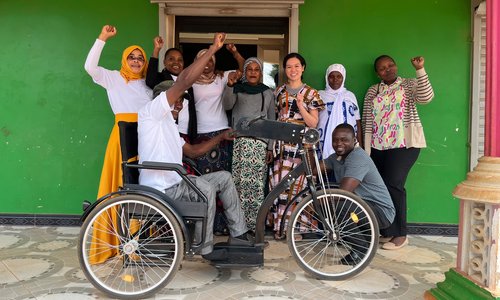 Group members of the Tujikomboe Makamaka women’s group outside their office with AKF staff