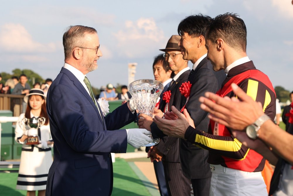 Ambassador of Ireland to Japan, Damien Cole to the winner of the Ireland Trophy Stakes in 2024