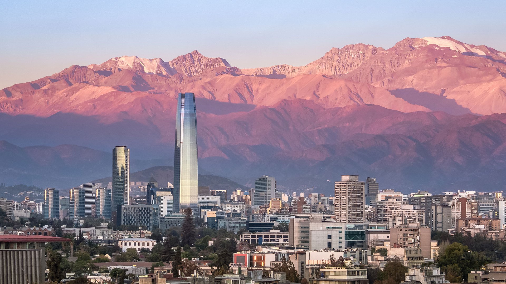 Image of a city in Chile with the mountains in the background.