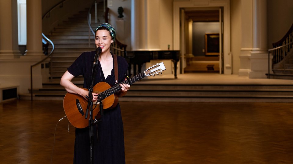 Lisa Hannigan playing guitar