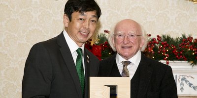 Hideki Mimura receives award from President Michael D. Higgins