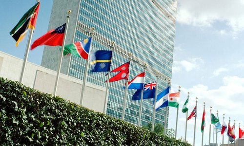 un flags in front of building